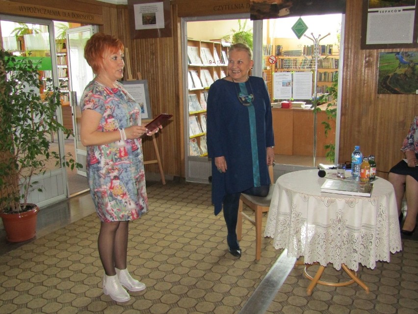 Jolanta Opoka (po lewej), dyrektor pińczowskiej biblioteki...