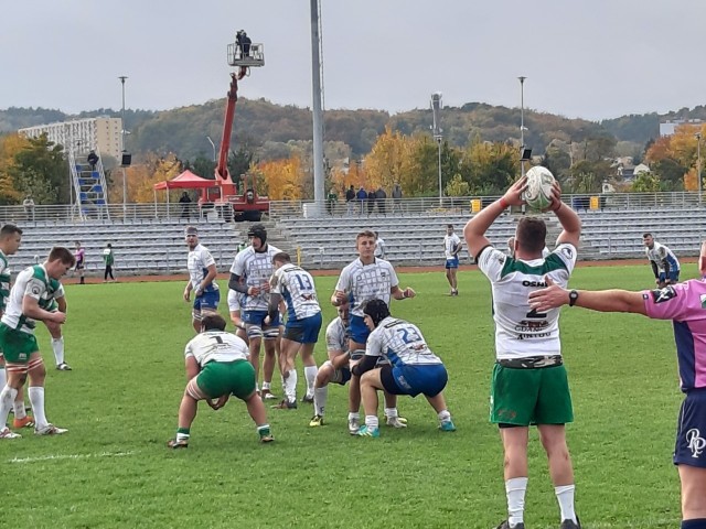 Piłkę wrzuca Igor Olszewski z Lechii