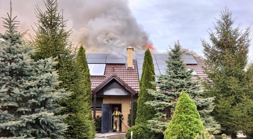 Pożar domu jednorodzinnego w Wiślince. Ogień zajął poddasze i dach