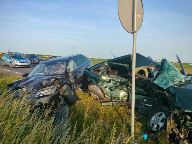 Na drodze wojewódzkiej w miejscowości Leszcze pod Łęczycą zderzyły się dwa samochody osobowe. W tym miejscu dość często dochodzi do wypadków