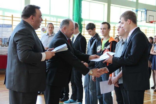 Dyrektor szkoły Marcin Pilarski (z lewej) i starosta Gabriel Waliłko wręczają uczniom certyfikaty umiejętności zawodowych.