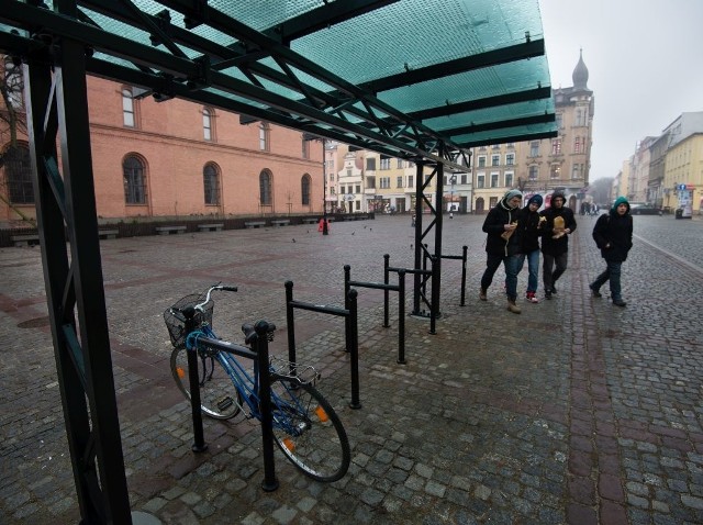 Parking na Rynku Nowomiejskim pod dachem z hartowanego szkła może pomieścić do 20 rowerów naraz.