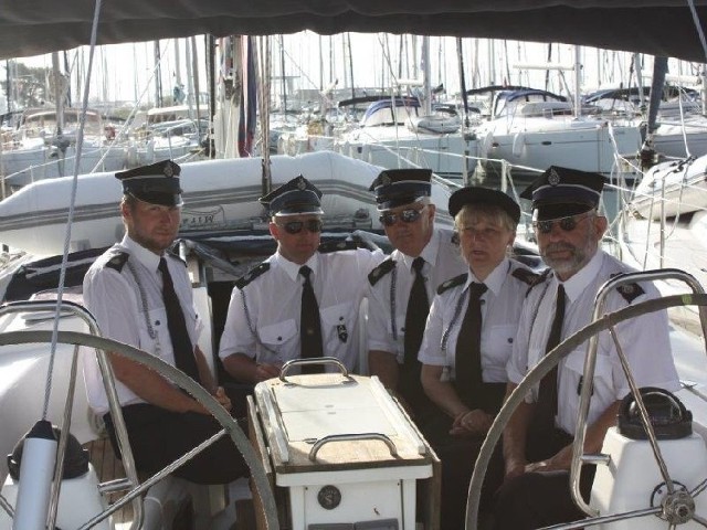 Żeglarze Yacht Club Bilcza podczas ubiegłorocznego rejsu po Adriatyku. Pierwszy od prawej kapitan jachtu "Mara&#8221; poseł i kapitan w jednej osobie &#8211; Lucjan Pietrzczyk.