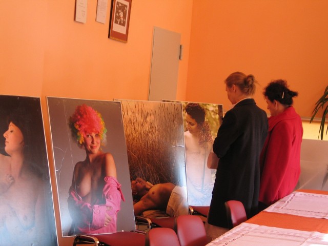 W Nowej Dębie wystawę "Niejedna z Jedną&#8221;, jako pierwsze obejrzały pracownice Szpitala Powiatowego. Od czwartku jest prezentowana w Samorządowym Ośrodku Kultury