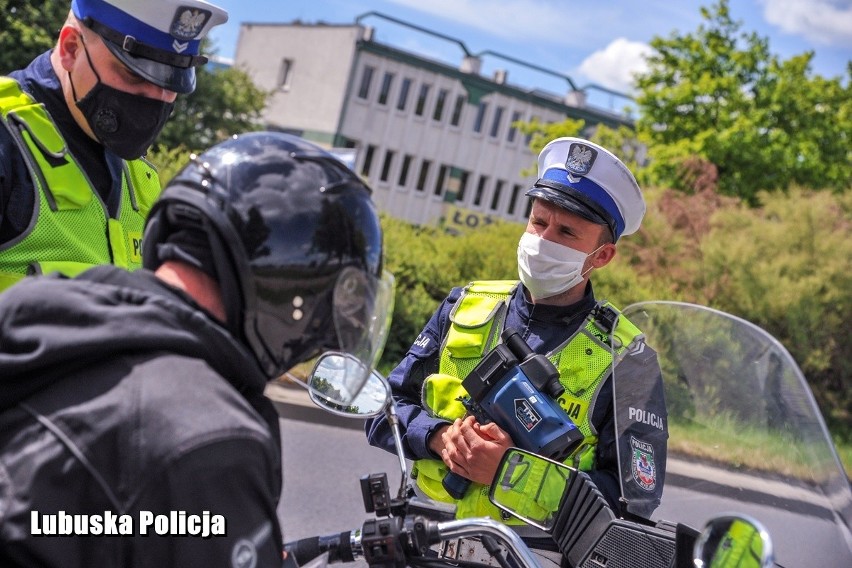 W czasie weekendu policjanci przyglądali się motocyklistom....