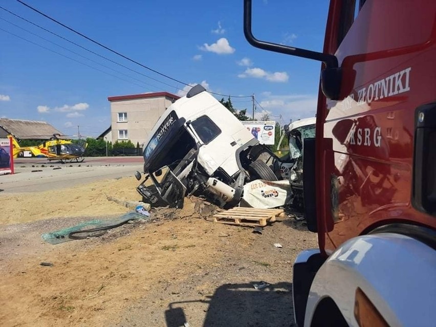 Wawrzeńczyce. Wypadek na DK 79 z udziałem trzech pojazdów, w tym ciężarówki. Dwie osoby poszkodowane. Lądował śmigłowiec LPR [ZDJĘCIA]