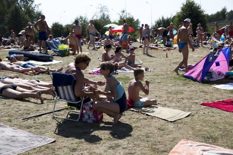 Niedzielę wielu białostoczan spędziło na plaży w Jurowcach.