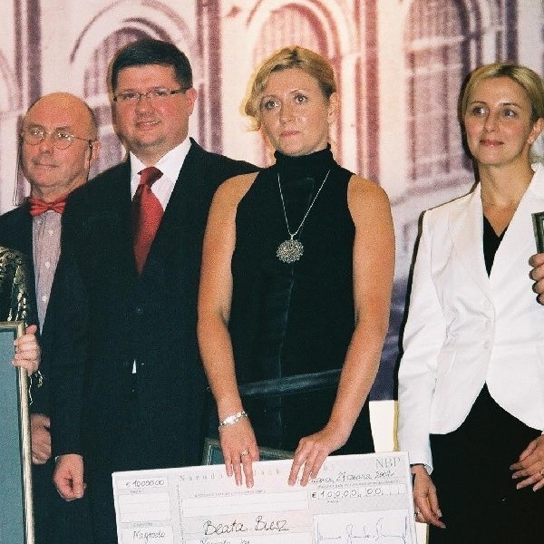 Nasza koleżanka redakcyjna, otrzymała tutuł Dziennikarza Ekonomicznego Roku 2006 i główną nagrodę w konkursie im. Władysława Grabskiego. Na zdjęciu (w środku) z czekiem w ręku w towarzystwie prezesa NBP Sławomira Skrzypka.