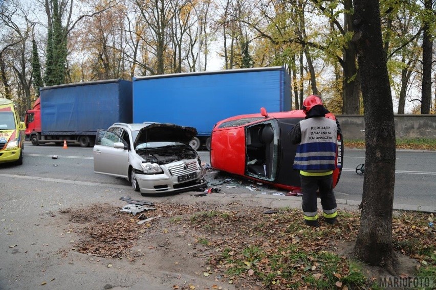 Groźny wypadek w Opolu. We wtorek rano na ul. Wrocławskiej zderzyło się audi z toyotą. Trzy osoby są ranne