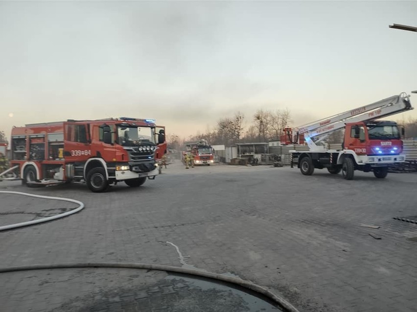 Pożar w hali zakładowej firmy w Wierzbicy. Palił się podnośnik teleskopowy. Na miejscu wielu strażaków