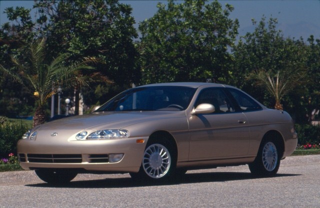 Lexus SC 300Był jednym z pierwszych modeli powstałej u progu lat 90., luksusowej marki Toyoty. Nazwa SC jest skrótem od słów „Sport Coupe”. Pierwsza generacja, zaprojektowana przez amerykańskie studio Calty Design, powstała w 1991 roku.Fot. Lexus