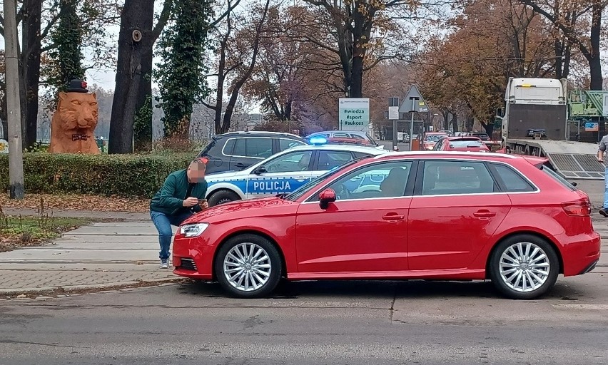 Wrocław. Wypadek na Sępolnie. Jedno auto zatrzymało się by przepuścić pieszych, po czym w jego tył uderzył kolejny samochód