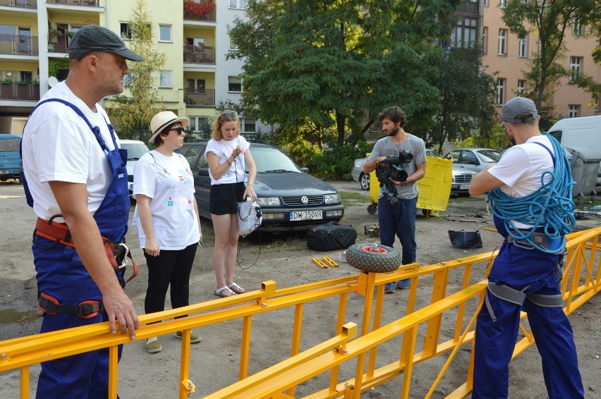 Drabina Jakubowa na podwórkach wrocławskiego Trójkąta