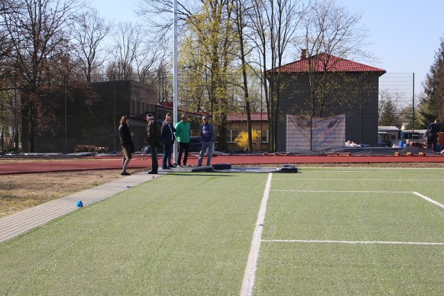 Pracownicy Urzędu Gminy, wraz z wójtem Przytyka obejrzeli stan budowy boiska przy podstawówce we Wrzeszczowie.