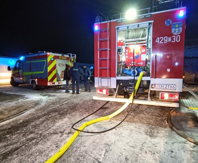 Strażacy gasili ponad godzinę pożar samochodu dostawczego w Stawie