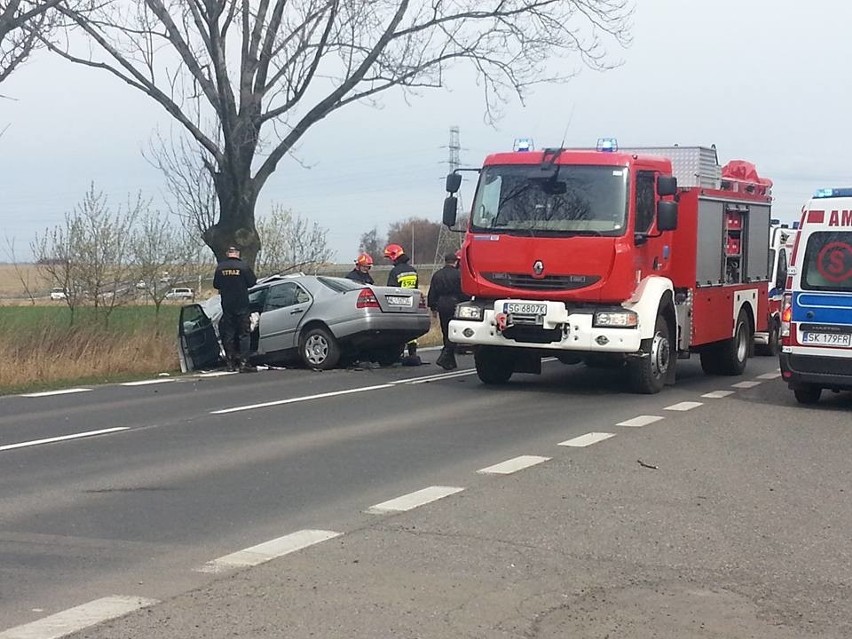 Wypadek w Gliwicach na DK 78 w stronę Knurowa. Dwie osoby ranne. Samochód wjechał w drzewo