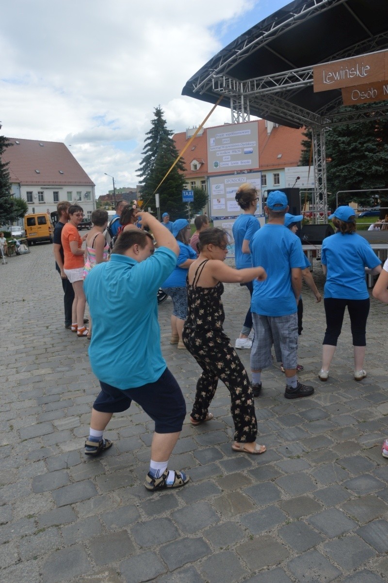 Uczestnicy festiwalu brali udział m.in. w plenerze malarskim...