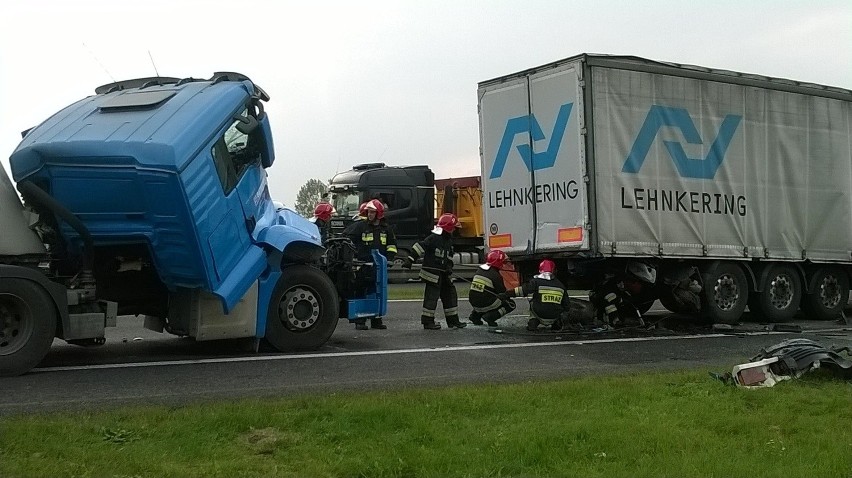 Karambol na A4. Zderzenie 4 tirów. Zginął kierowca (ZDJĘCIA)