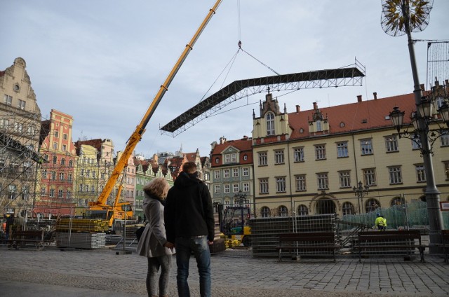 Budowa sceny sylwestrowej na wrocławskim Rynku