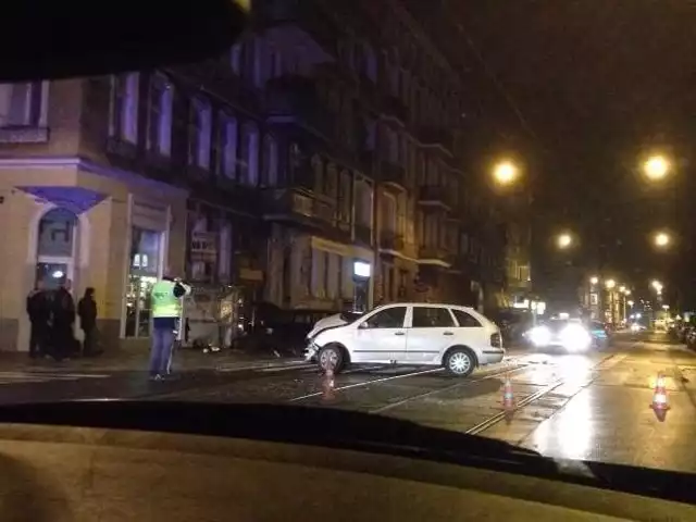 Około godz. 1.20 w nocy  na ul. Jagiellońskiej w Szczecinie doszło do wypadku
