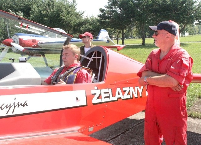 W mistrzostwach wystąpią między innymi Robert Kowalik (w samolocie) i Ireneusz Jesionek, zawodnicy Aeroklubu Radomskiego. We wtorek przygotowywali się do lotu treningowego.