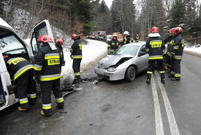 Policjanci ustalają okoliczności wypadku w pobliżu miejscowości Korzeniec w pow. przemyskim. To fragment drogi krajowej nr 28.
