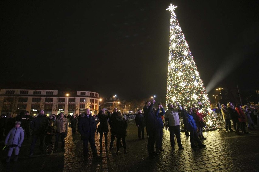 Noworoczna impreza na placu przed ratuszem. Słupsk powitał nowy rok (wideo, zdjęcia)