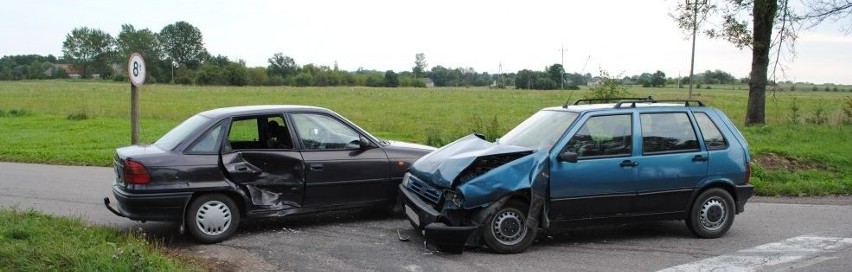 Jedna osoba ranna, dwa samochody rozbite (zdjęcia)