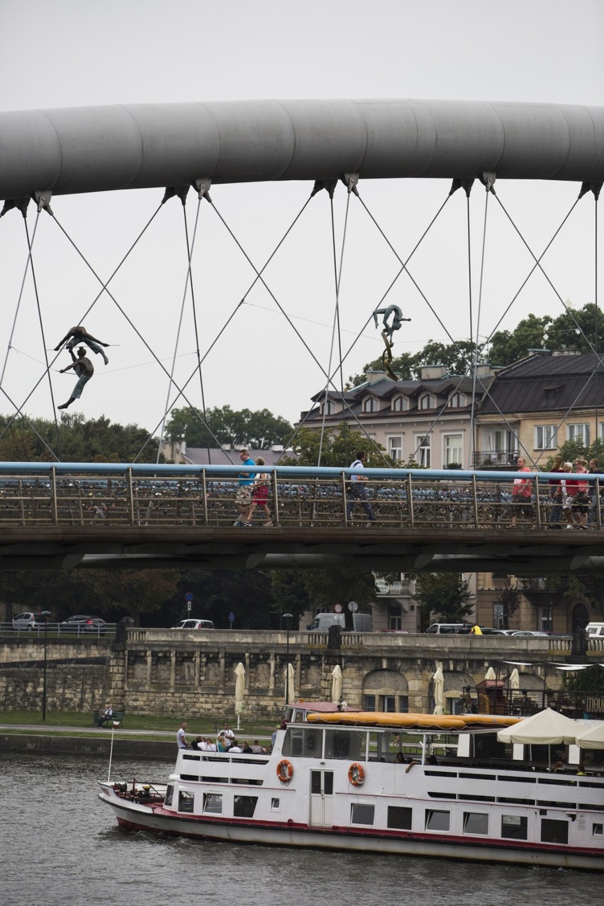 Fruwające rzeźby na kładce Bernatka