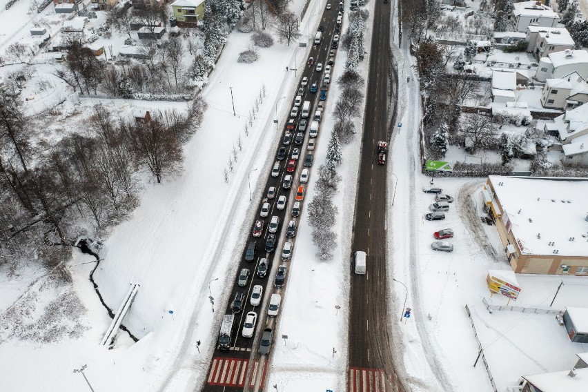 Ulice w Rzeszowie po intensywnych opadach śniegu, 12 bm.