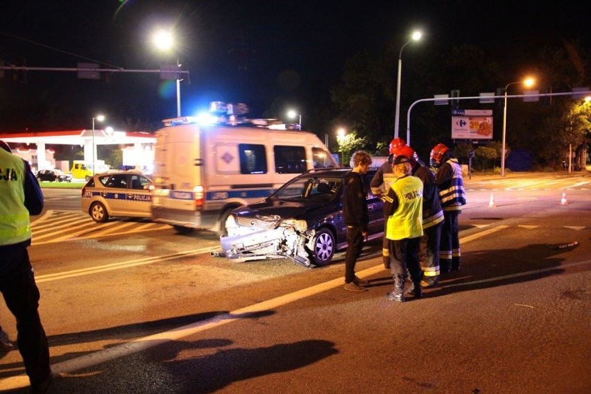 Opel astra zderzył się z volkswagenem passatem.