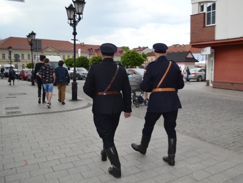 Niecodzienny policyjny patrol pojawił się w Oświęcimiu na ulicach Starego Miasta [ZDJĘCIA]