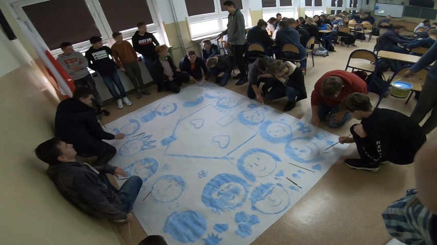 Uczniowie szkoły rolniczej w Cudzynowicach przypominali o prawach dziecka. Wszyscy byli częstowani... niebieskimi mufinkami i cukierkami