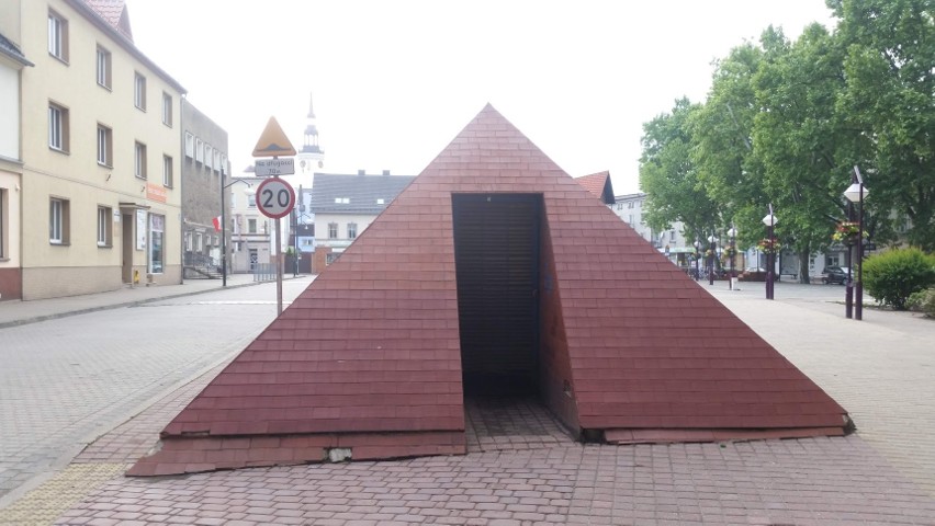 Tak wygląda jedna z piramid na Placu Żeromskiego