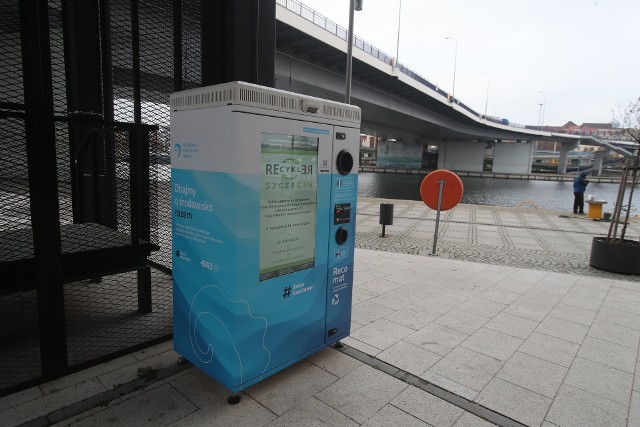 Automat stoi przy Morskim Centrum Nauki