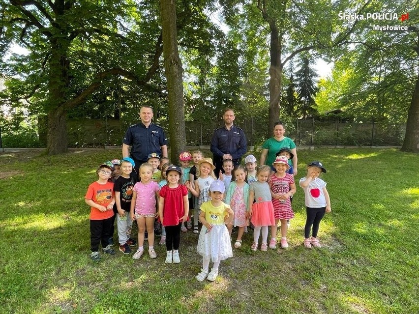 Policjanci z Mysłowic przeprowadzili spotkania z dziećmi i przypomnieli o zasadach bezpiecznego spędzania wakacji