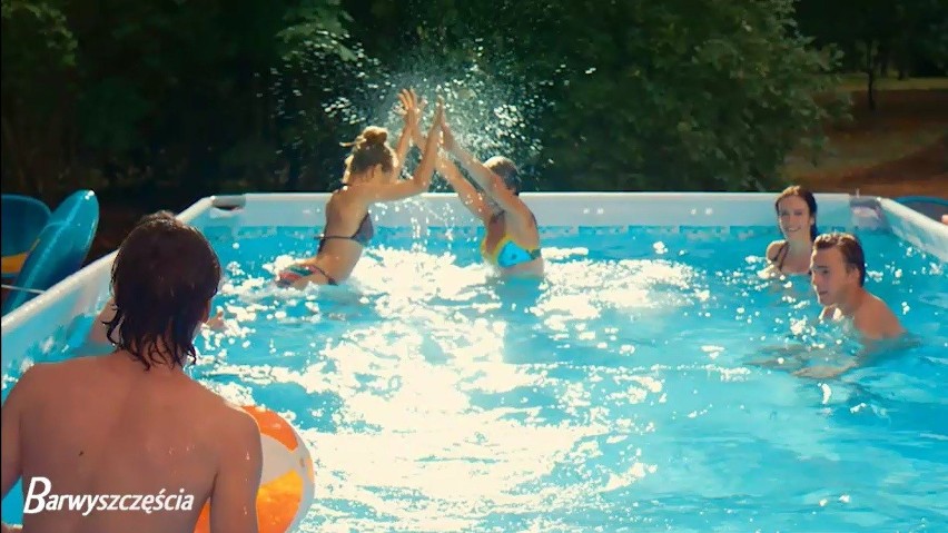 "Barwy szczęścia". Wiktoria Gąsiewska w bikini w powakacyjnym zwiastunie serialu! Co czeka Oliwkę?