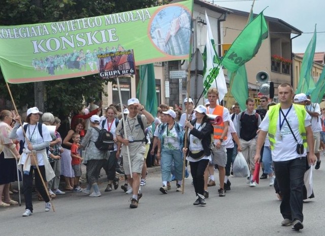 Grupa pielgrzymów z parafii świętego Mikołaja w Końskich.