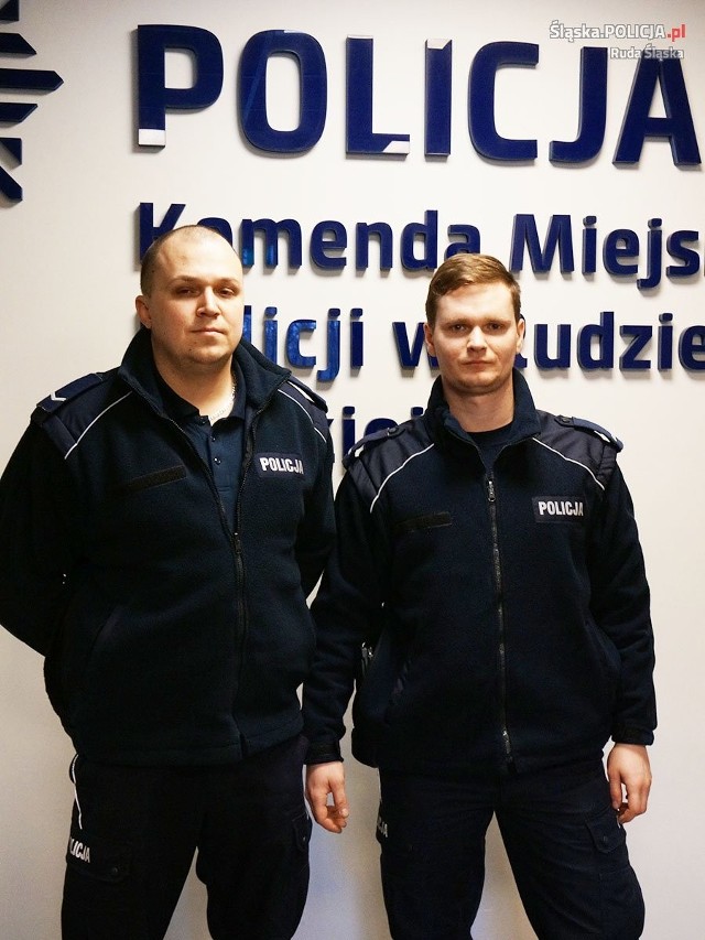 St. post. Sebastian Połeć i sierżant Damian Kanarkiewicz z Komisariatu III Policji w Rudzie Śląskiej