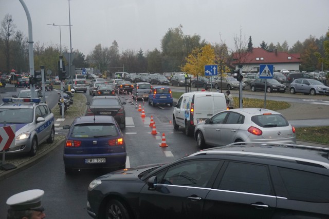 Na cmentarz dobrze dojechać tramwajem