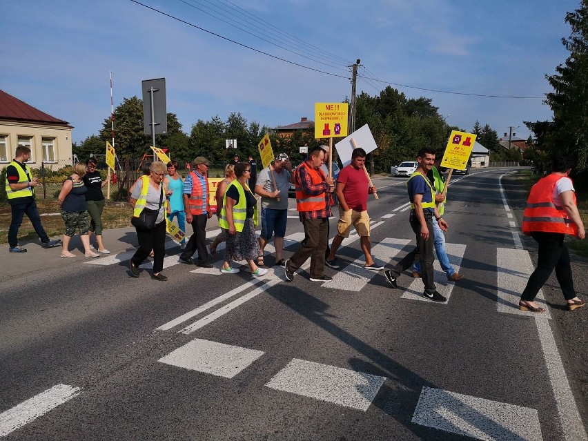 Trwa protest w Mniszewie. Mieszkańcy blokują drogę krajową numer 79. Są utrudnienia w ruchu i objazdy