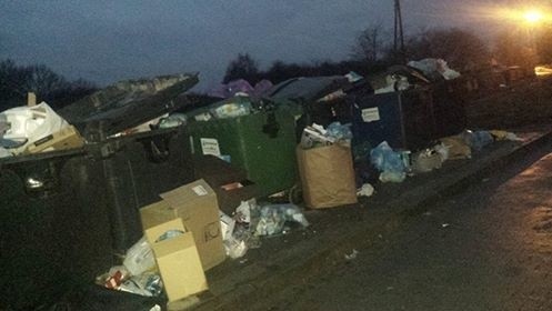 Nasi Czytelnicy zwracają uwagę na nieporządki przy blokach...