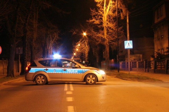 Na ulicy Bondkowskiego w Tarnowskich Górach, mężczyzna potrącił policjanta