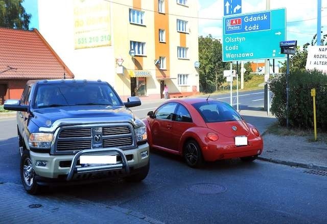 Na skrzyżowaniu ulic Jana Sobieskiego i Studziennej miejsca brakuje przede wszystkim dla większych samochodów 