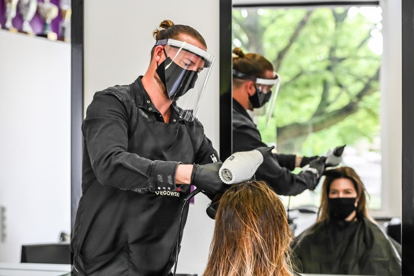 Koronawirus w zakładzie fryzjerskim w Wieluniu. Sanepid szuka klientów zakażonej fryzjerki. Klientów jest wielu