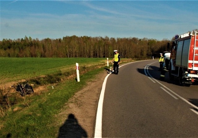 Wypadek motocyklisty na drodze 211 koło Rokit. 39-latek trafił do szpitala.