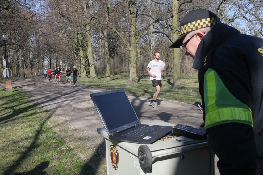Strażnicy miejscy kontrolują... biegaczy. Fotoradar w parku Poniatowskiego [ZDJĘCIA+FILM]