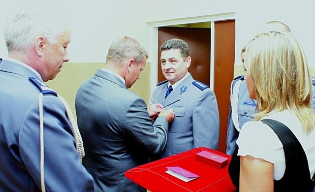 Asp. szt. Wiesław Zduńczyk został odznaczony Srebrnym Medalem za Długoletnią Służbę. W policji pracuje od 27 lat.