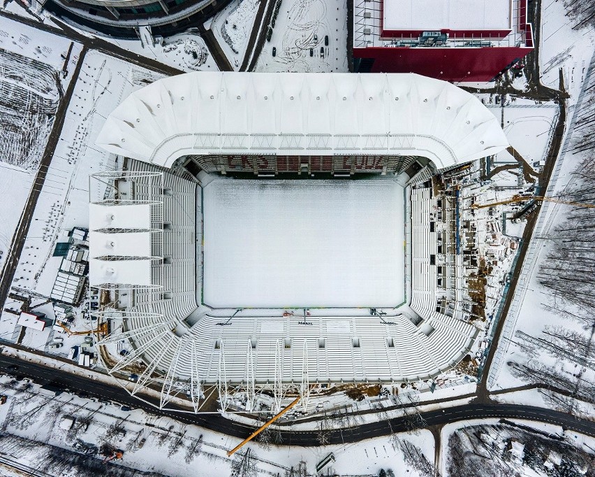 Stadion ŁKS dosłownie biało-czerwono-biały. Piękne, zimowe zdjęcia ŁKS z lotu ptaka