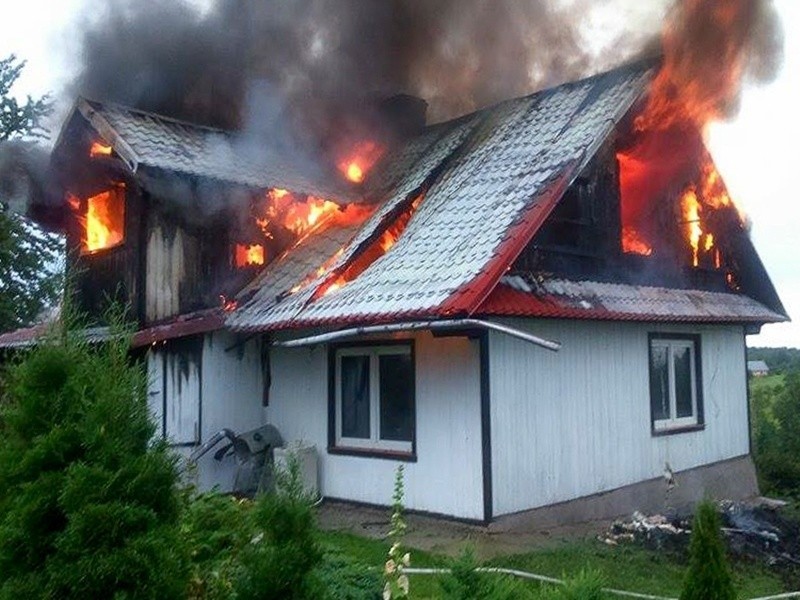 W Łodzince Górnej k. Birczy spłonął drewniany dom [ZDJĘCIA, WIDEO]